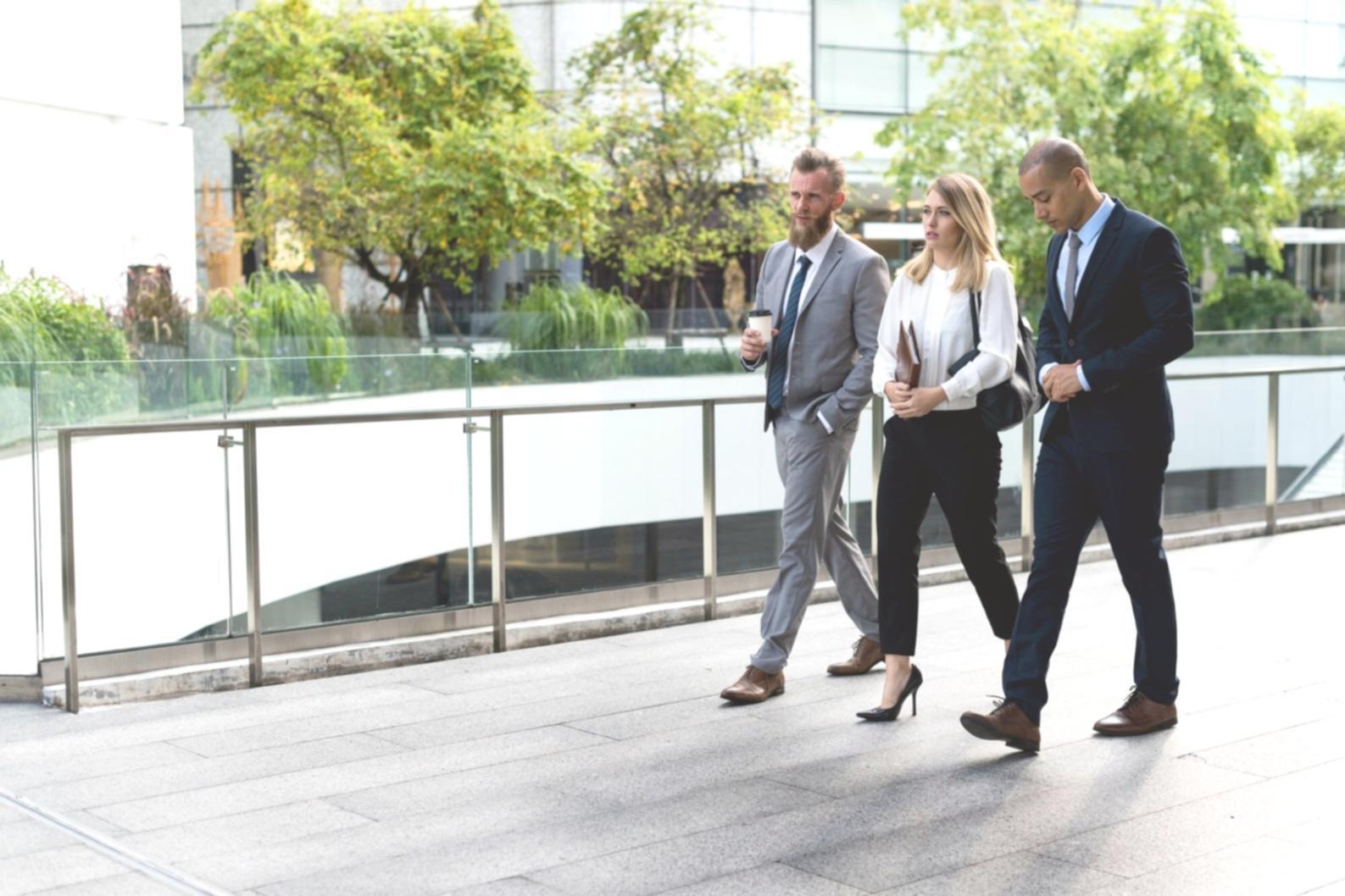 成功完成課程的學員與專業導師的合影留念