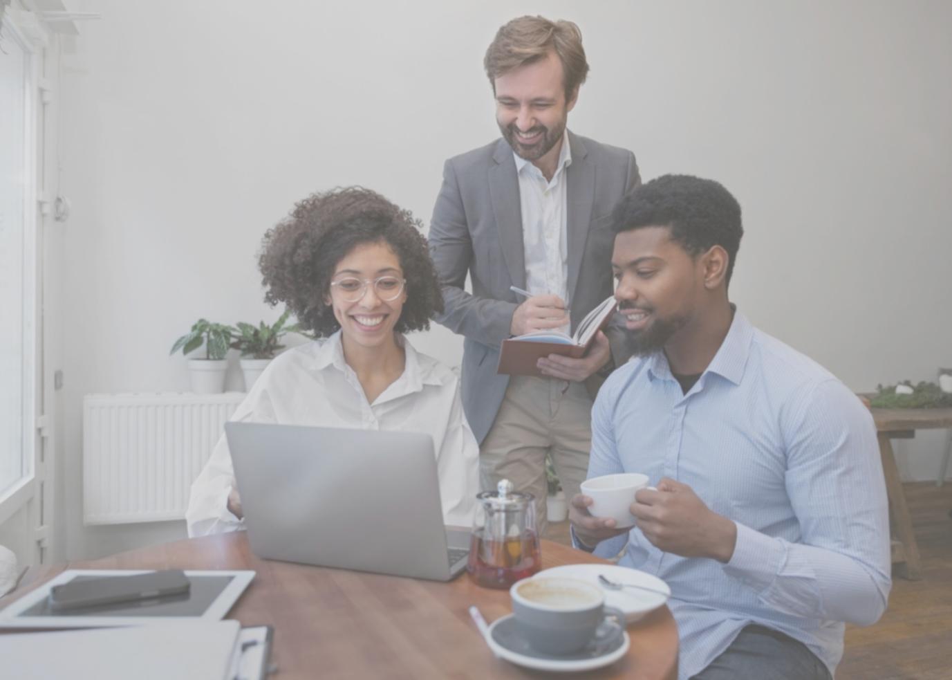 財務分析專家正在審視複雜的財務報表和數據圖表